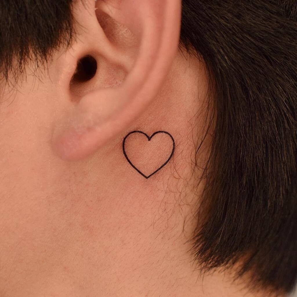 Tatuajes aesthetic Bellos pequenos minimalistas con muxo Zoom corazon detras de la oreja