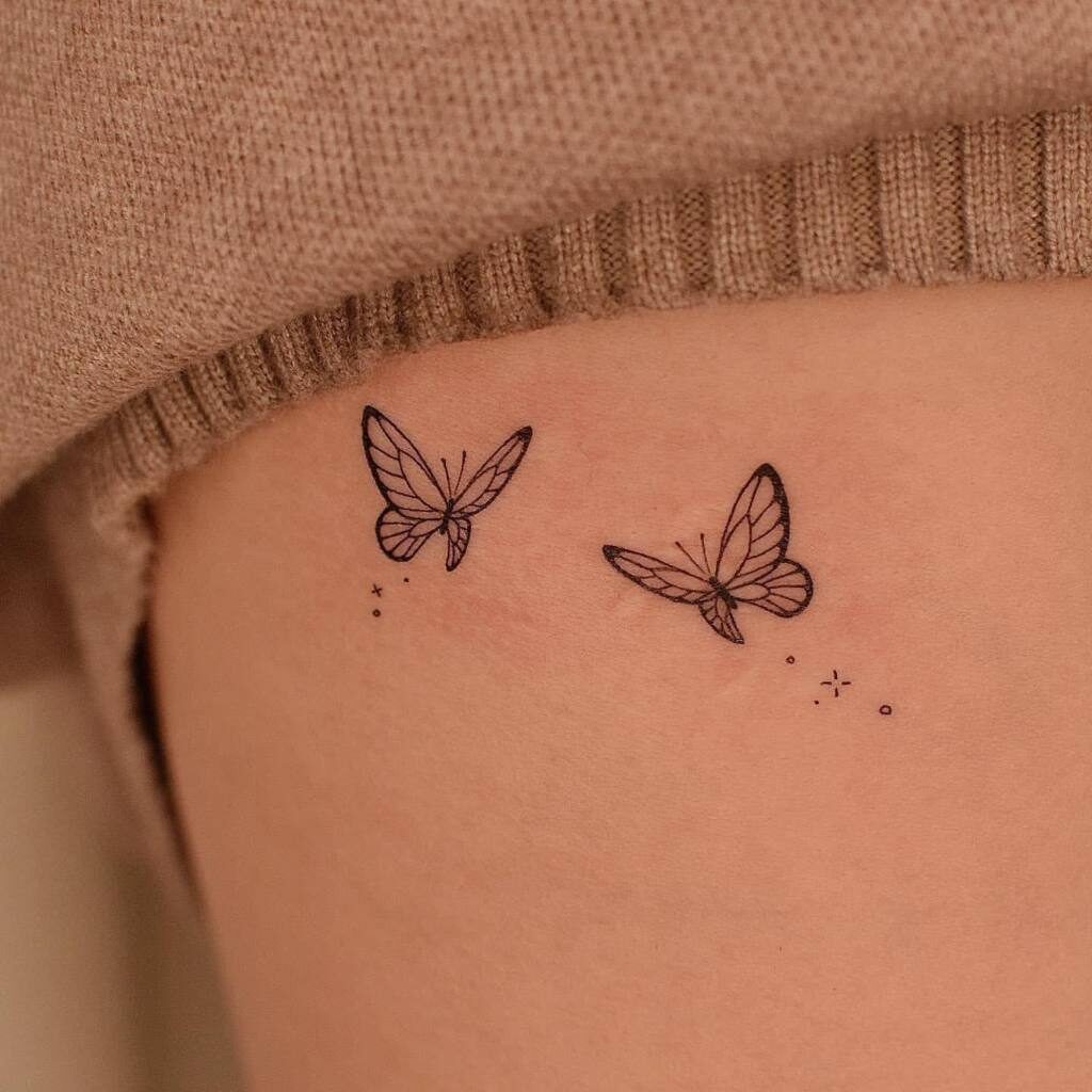 Tatuajes aesthetic Bellos pequenos minimalistas con muxo Zoom dos mariposas y pequenas estrellas