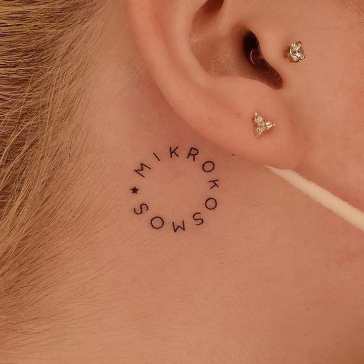 Tatuajes aesthetic Bellos pequenos minimalistas con muxo Zoom inscripcion en circulo detras de la oreja MIKRO KOSMOS