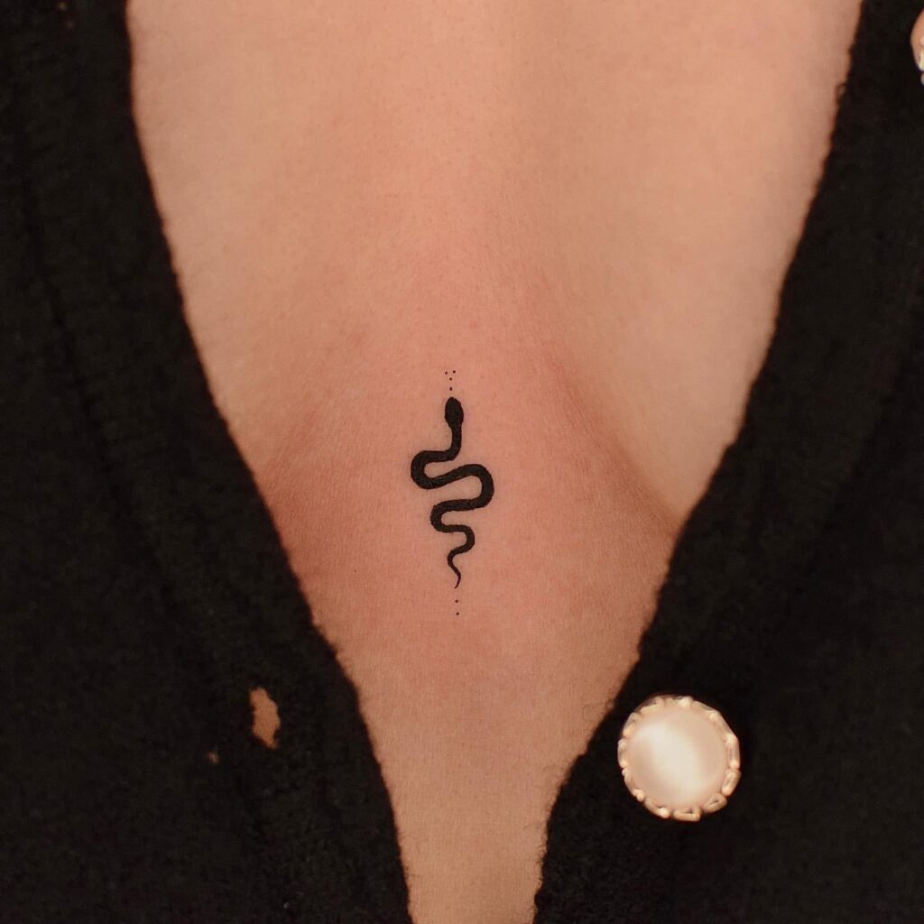 Tatuajes aesthetic Bellos pequenos minimalistas con muxo Zoom serpiente en medio de los senos