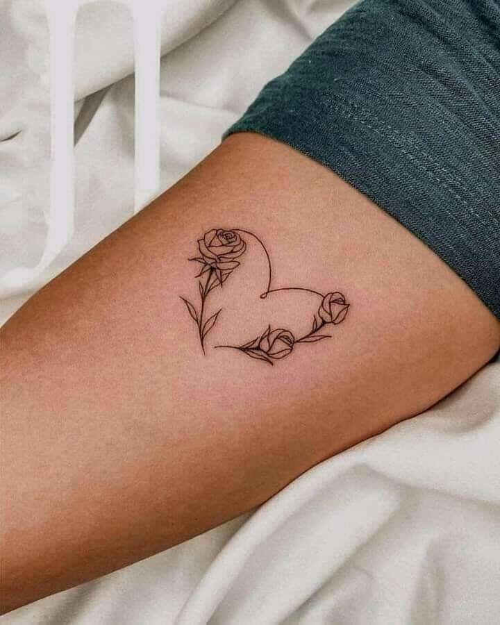 Tatuajes minimalistas Pequenos corazon con rosas en brazo