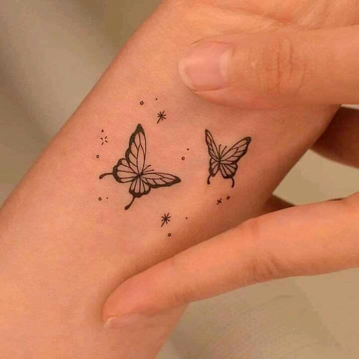 Tatuajes minimalistas Pequenos dos mariposas polillas