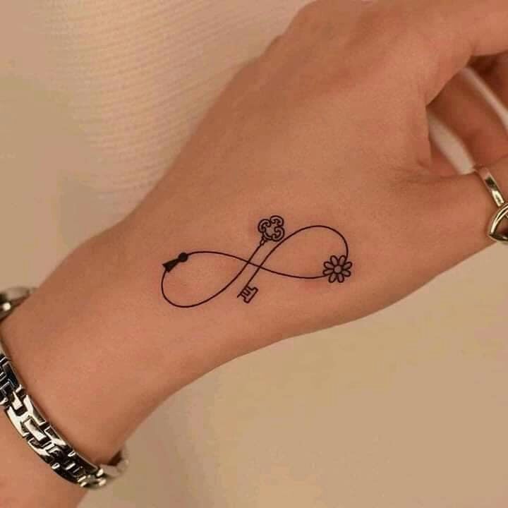 Tatuajes minimalistas Pequenos infinito con llave cerradura y flor