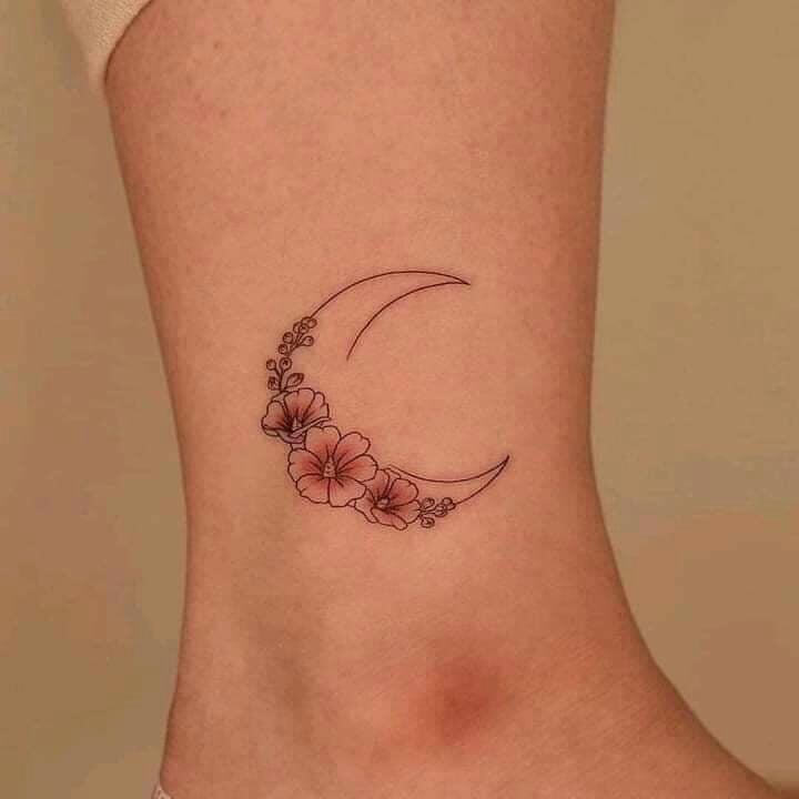 Tatuajes minimalistas Pequenos luna con flores en pantorrilla