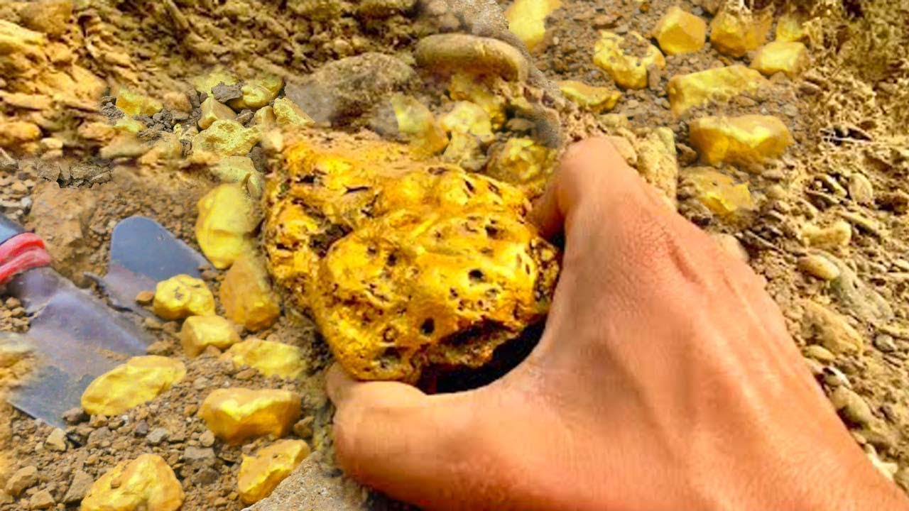 Moment of finding treasure full of diamond, gold and jewels treasure hunting using digging tool - YouTube