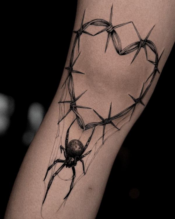 Heart barbed wire knee with a spider