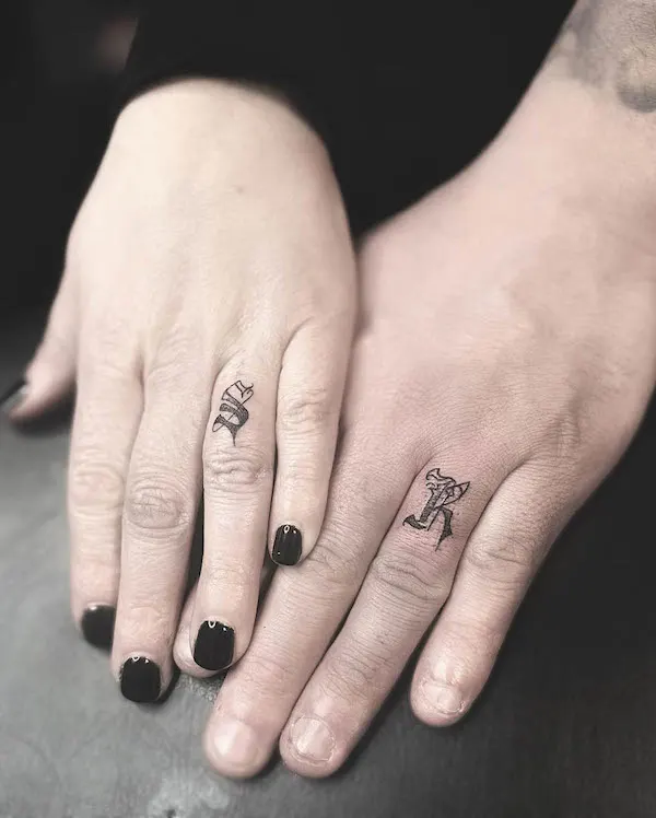 Ring finger tattoo by @allydutil