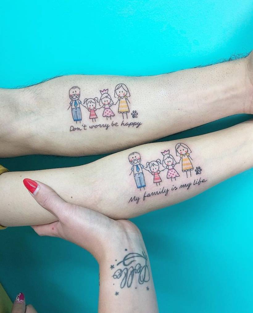 Tatuajes para Madres Hijos Caricaturas de Madre Padre y dos Hijas en brazo con la inscripcion Dont worry be happy no te preocupes se feliz y my family is my life mi familia es mi vida