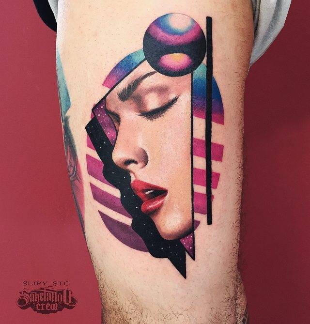 Woman face tattoo on the left thigh.