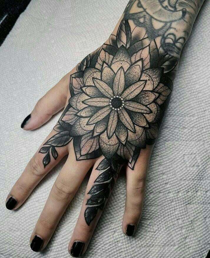 10 Tatuajes en las Manos Rosa tipo mandala en blackwork