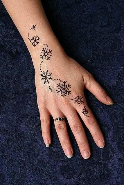 167 Tatuajes en Mano Dibujo Geometrico de Copos de Nieve puntos negros que los unen hasta el dedo