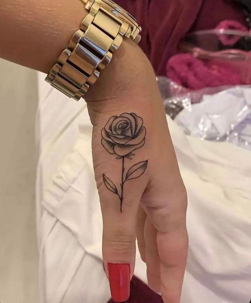 180 Tatuajes en las Manos Rosa negra en la base de dedo pulgar