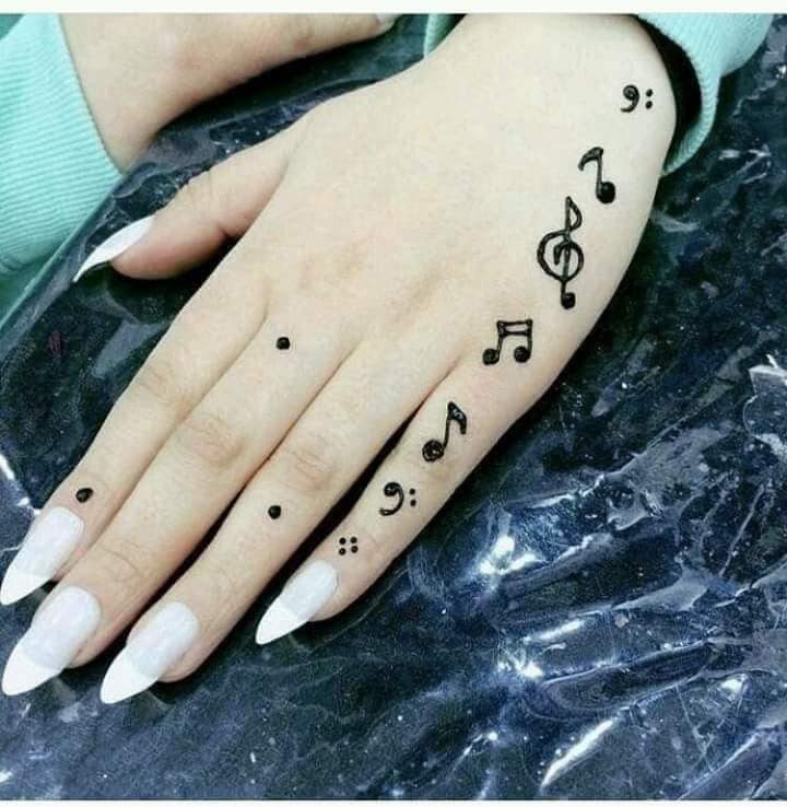 2 TOP 2 Tatuajes en Mano Notas Musicales y puntos a lo largo de dedo menique