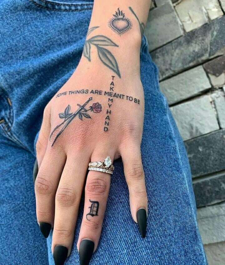 2 TOP 2 Tatuajes en las Manos Rosa con espada cruzada letra d Frase Some Things Are Meat To Be Take My Hand Algunas cosas estan destinadas a ser