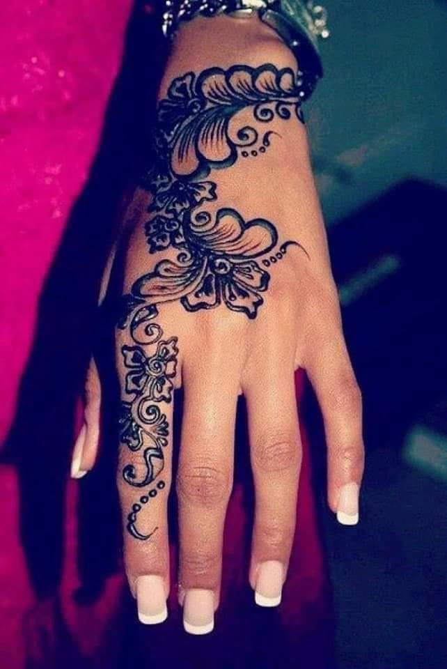 205 Tatuajes en Mano Henna flores Hojas Negras