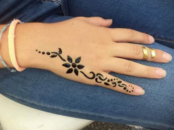 207 Tatuajes en Mano Mujer de henna en dedo pequeno flores y adornos con puntos y espirales