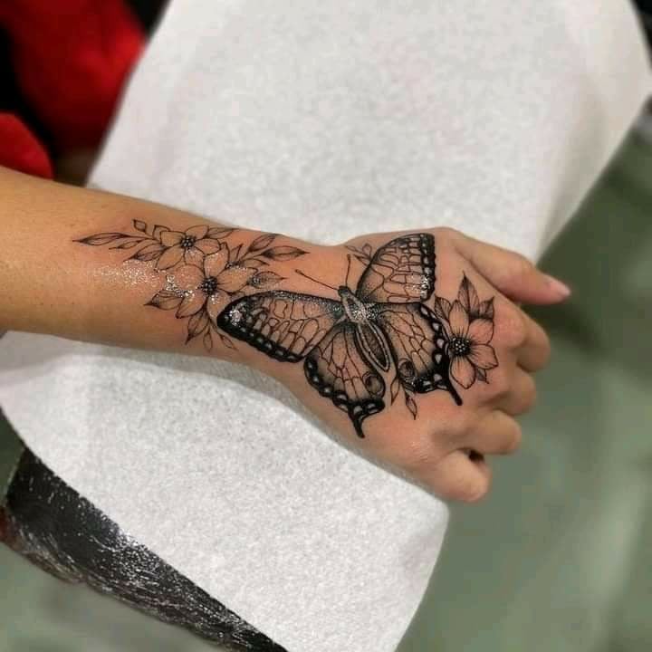 24 Tatuajes en las Manos Mariposas Negras Flores negras