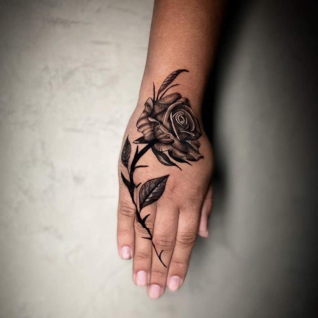 263 Tatuajes en las Manos BlackWork Rosa Negra con tallo en varios dedos