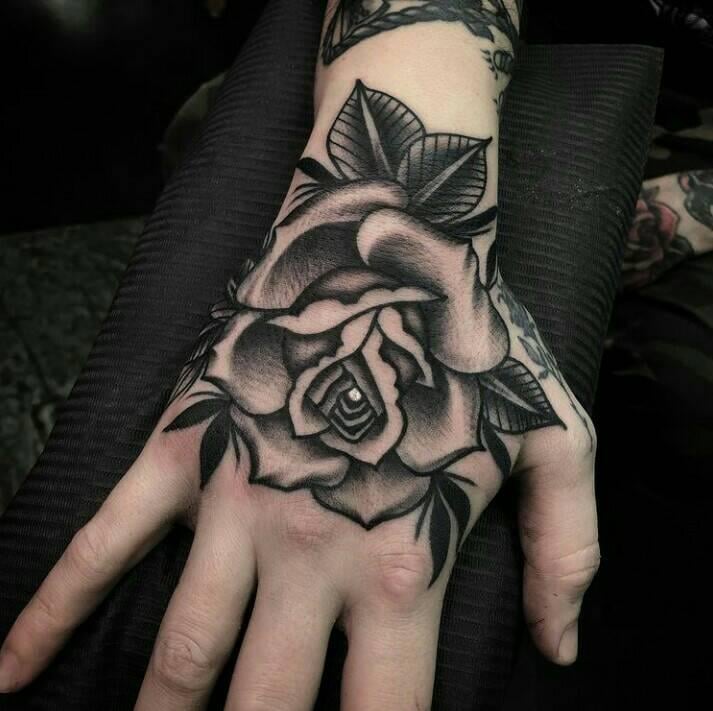 3 TOP 3 Tatuajes en las Manos Rosa Negra grande intensa con hojas