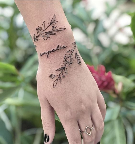 3 TOP 3 Tatuajes para Manos Mujer laureles e inscripcion Empatia