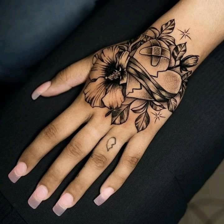 35 Tatuajes en las Manos Flor con Corazon roto con vendas negro y hojas