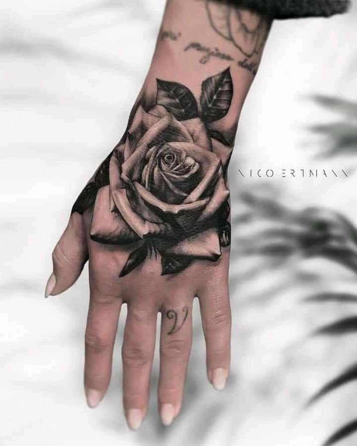 36 Tatuajes en las Manos Rosa Negra Realista