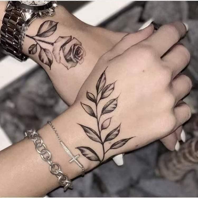 44 Tatuajes en Mano Ramas negras en una y Flor rosa en otra