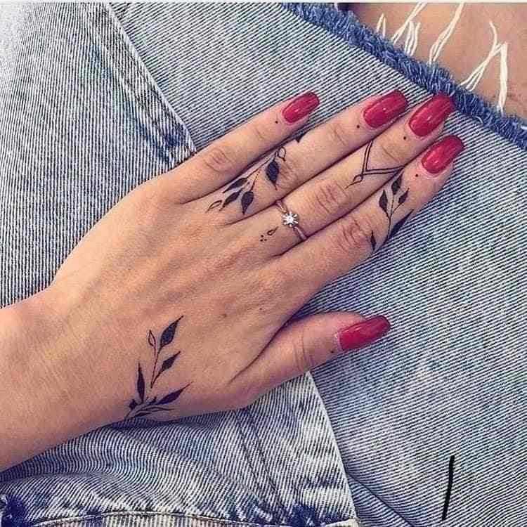 64 Tatuajes en Mano Enredadera en dedos y mano