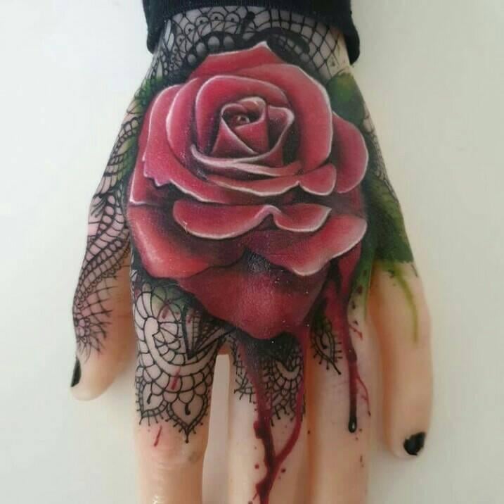 7 Tatuajes en las Manos Gran rosa roja con sangre en mano y dedos