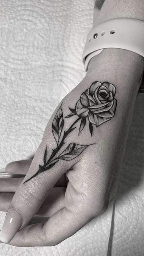 765 Tatuajes en las Manos Rosa Negra con tallo en dedo Pulgar