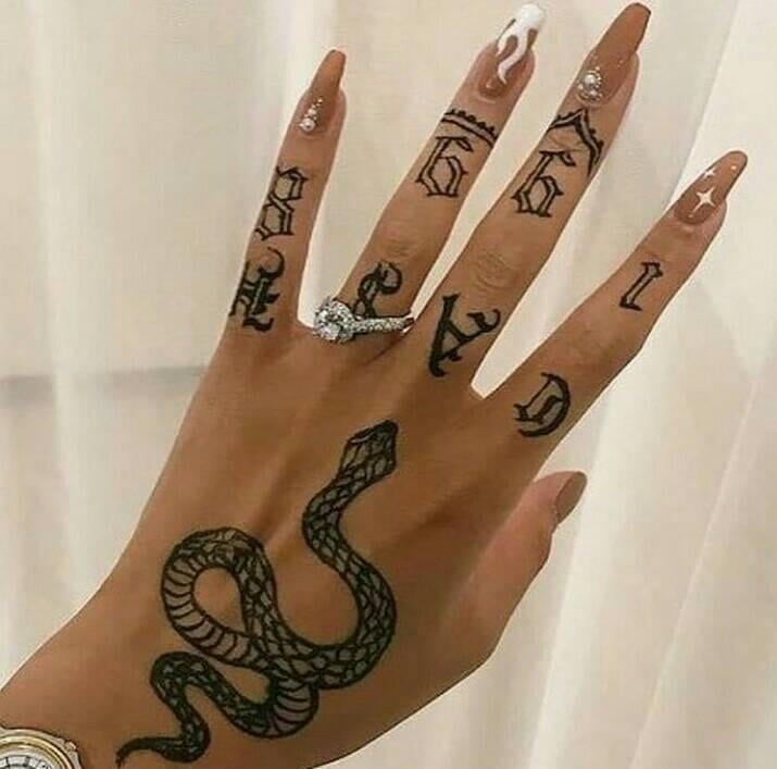 9 Tatuajes en las Manos Serpiente negra y dedos con iniciales