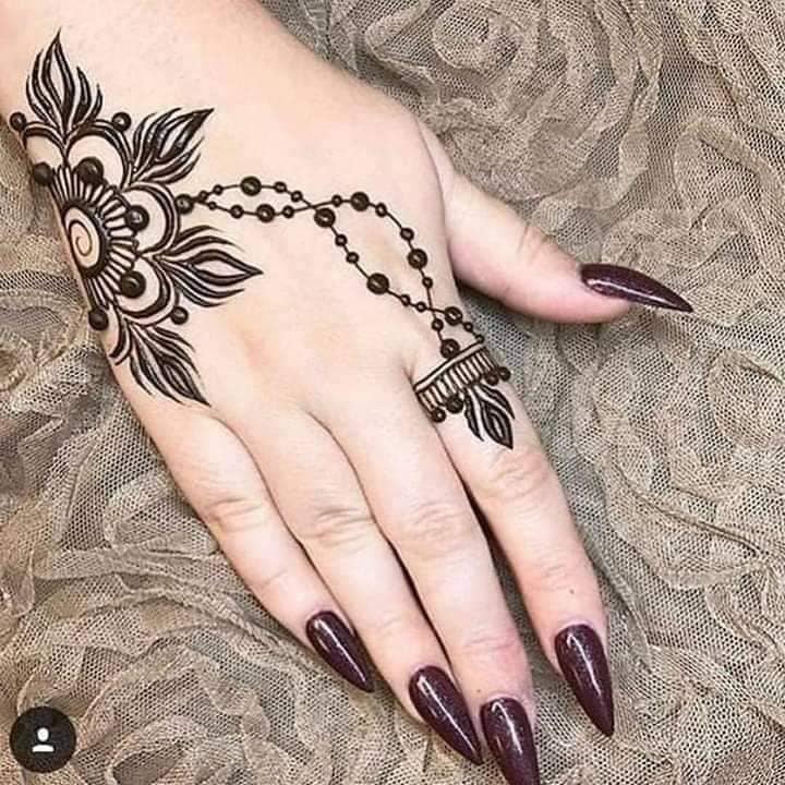 Tatuajes para Manos Henna Flor de Loto y cadena en dedo con anillo