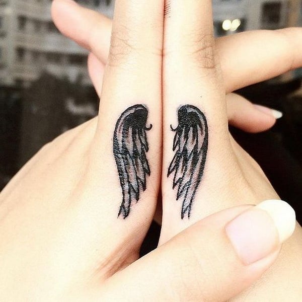 Tatuajes para Manos Mujer Alas de Angel en dedos