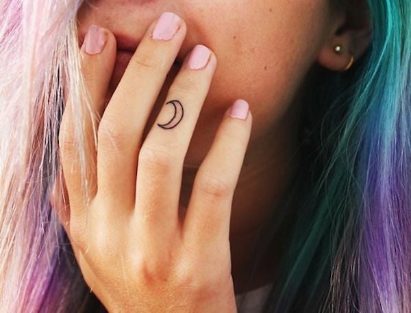 Tatuajes para Manos Mujer Luna en Dedos