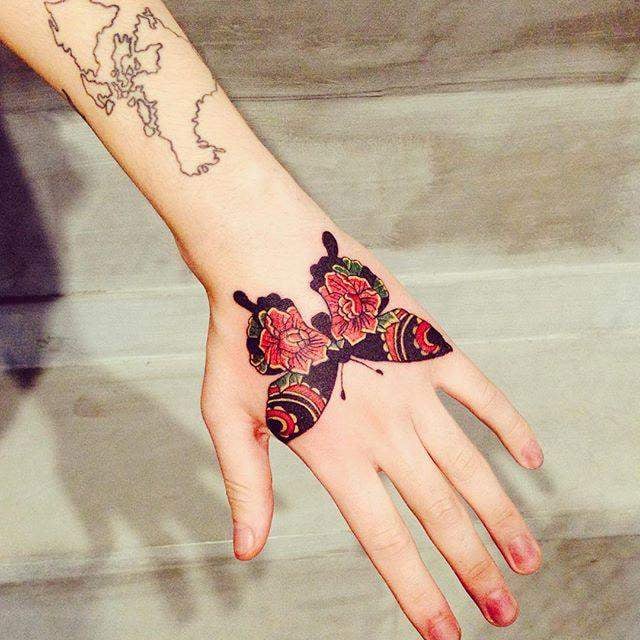 Tatuajes para Manos Mujer Mariposa roja