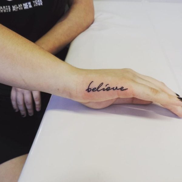 Tatuajes para Manos Mujer inscripcion believe Creer