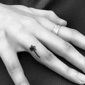 Tatuajes para Manos Mujer palmera en dedos