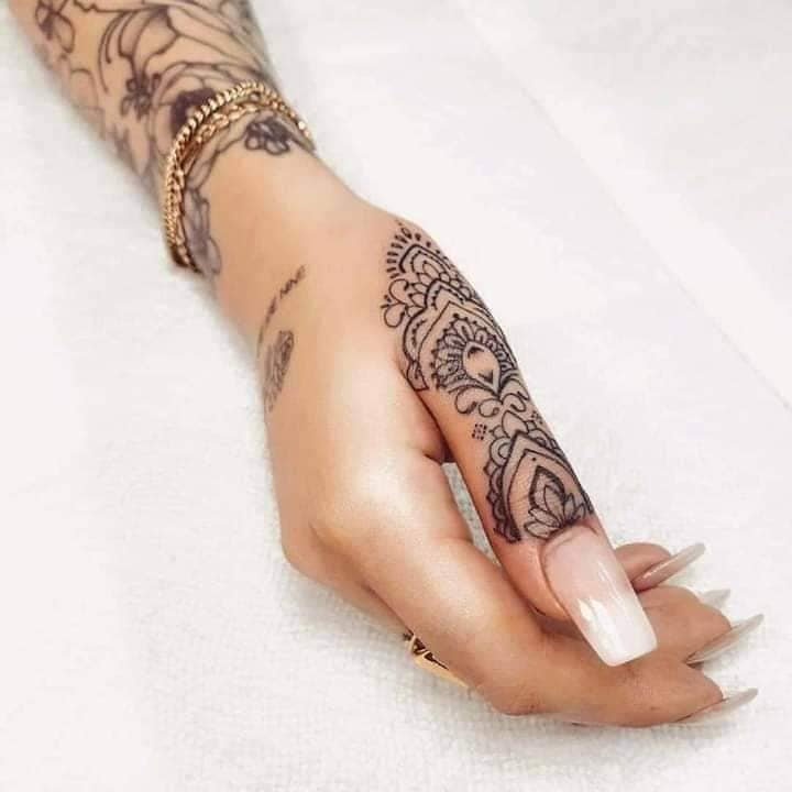 Tatuajes para Manos en dedo pulgar trama de flor de loto