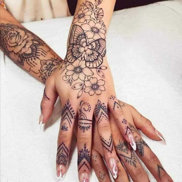 Tatuajes para Manos mariposa flores y dedos con patrones mano completa