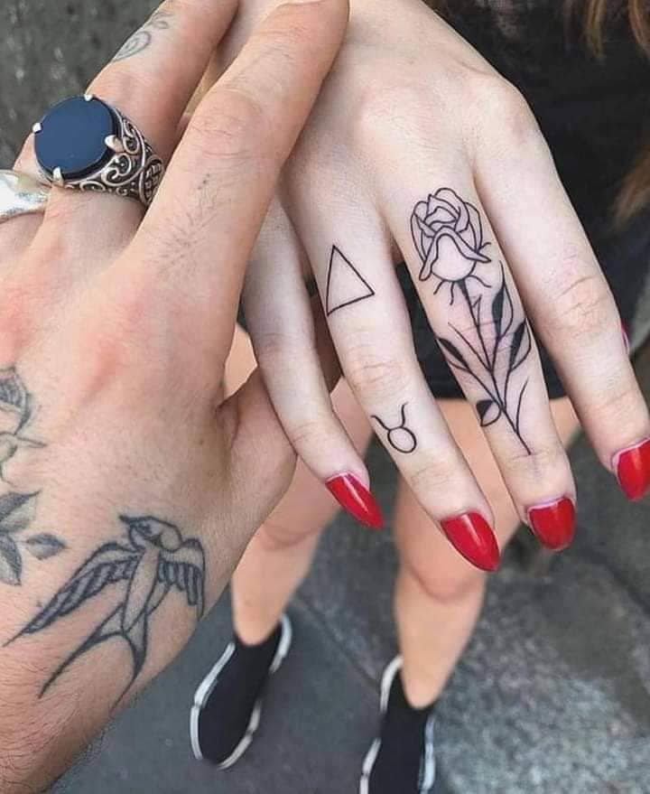 Tatuajes para Manos triangulo rosa negra ave